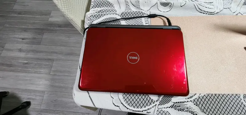 Notebook Dell inspiron roja - 1