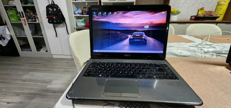 Notebook Dell inspiron roja - 3