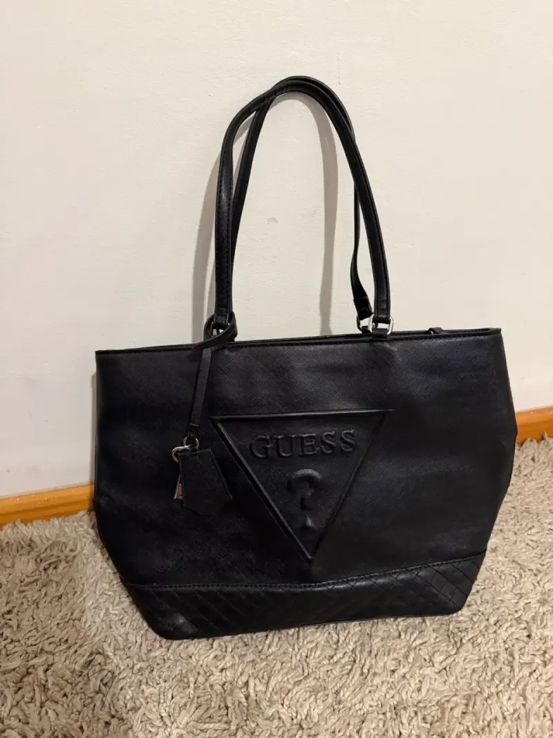 Bolso negro Guess de cuero elegante - 1
