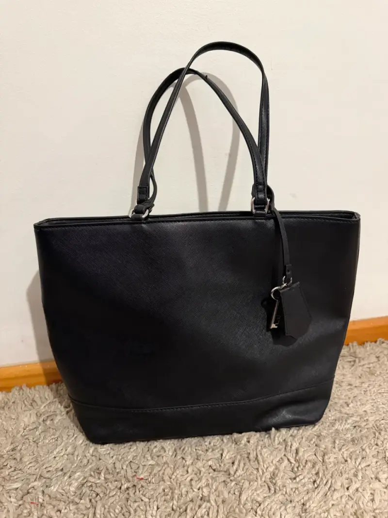 Bolso negro Guess de cuero elegante - 2