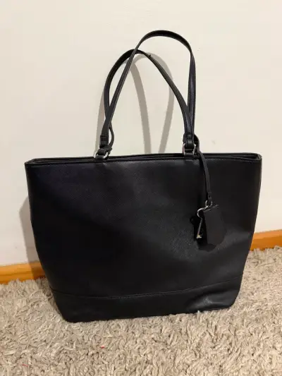 Bolso negro Guess de cuero elegante - miniatura 2