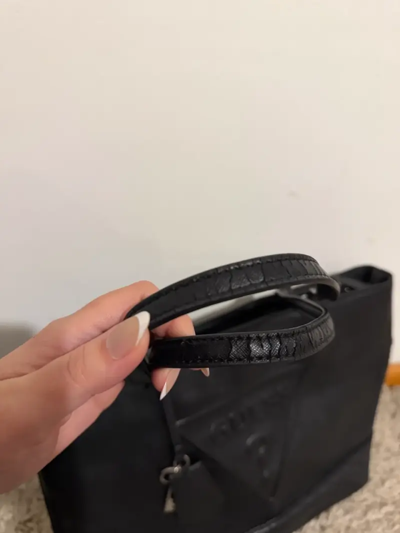Bolso negro Guess de cuero elegante - 3