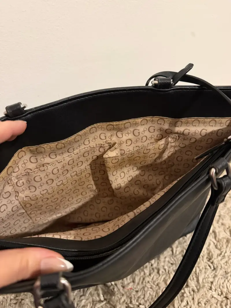 Bolso negro Guess de cuero elegante - 4