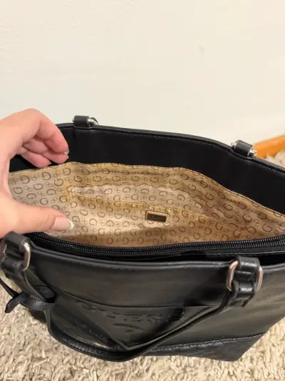 Bolso negro Guess de cuero elegante - miniatura 5