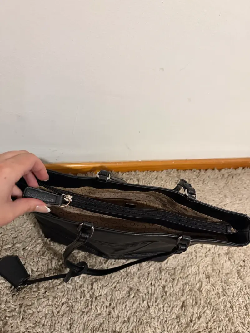 Bolso negro Guess de cuero elegante - 6