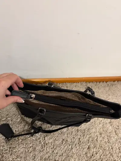 Bolso negro Guess de cuero elegante - miniatura 6