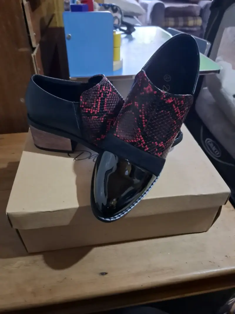 Zapatos de charol con diseño de serpiente - 1