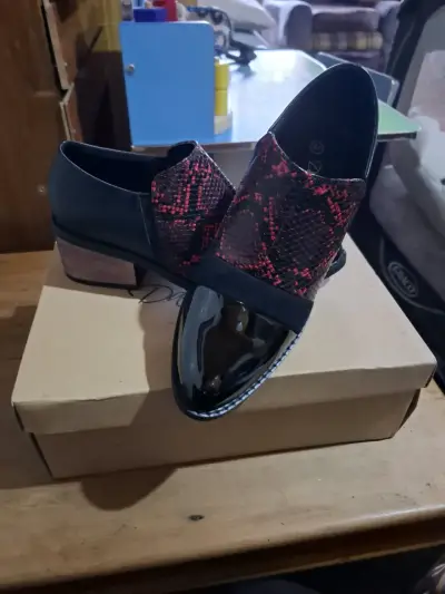 Zapatos de charol con diseño de serpiente - miniatura 1