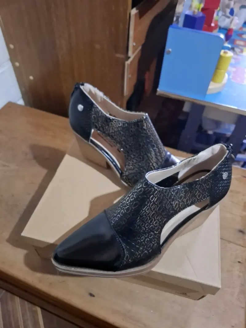 Zapatos de charol con diseño de serpiente - 5
