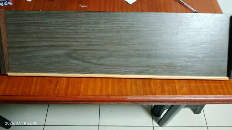 Estante de madera oscuro para pared - 1