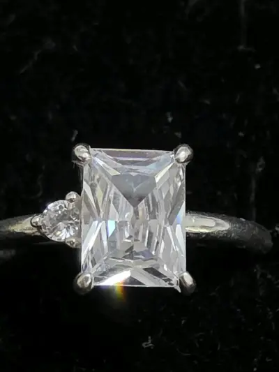 Anillo de compromiso con zirconia cúbica - miniatura 1