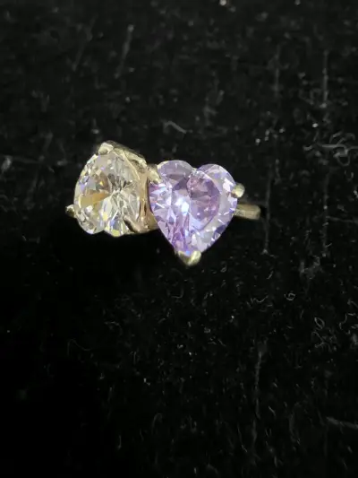 Anillo de doble corazón con piedras brillantes - miniatura 2
