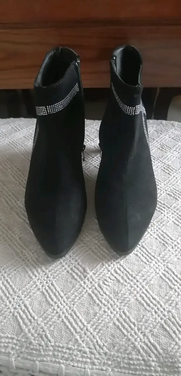 Botines negros con detalles brillantes - 1