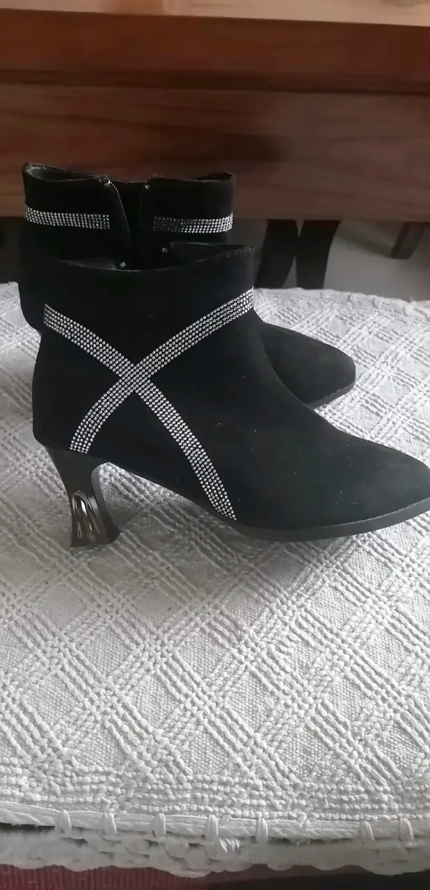 Botines negros con detalles brillantes - 3