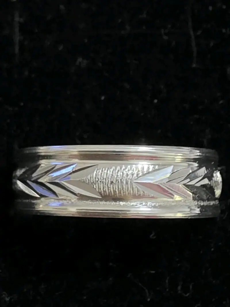 Anillo de plata grabado elegante