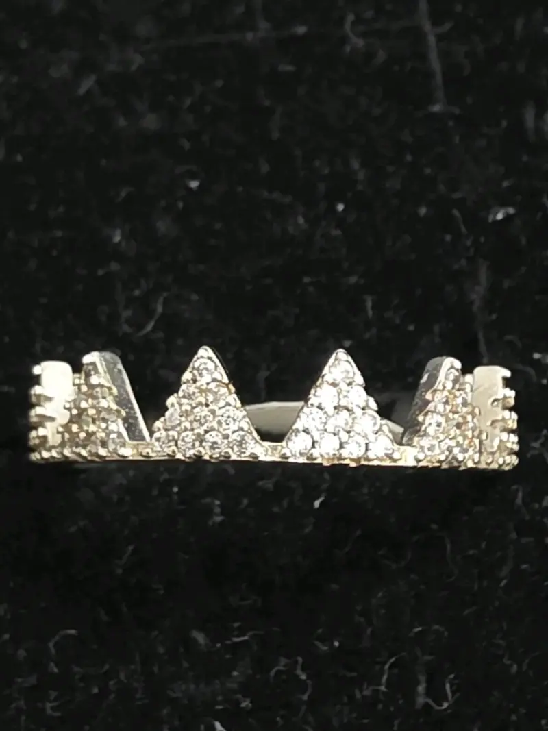 Anillo de corona dorado con brillantes