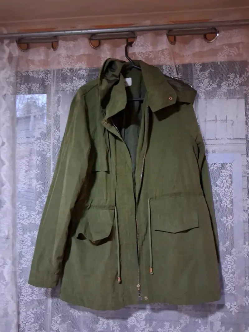 Parka verde militar con capucha