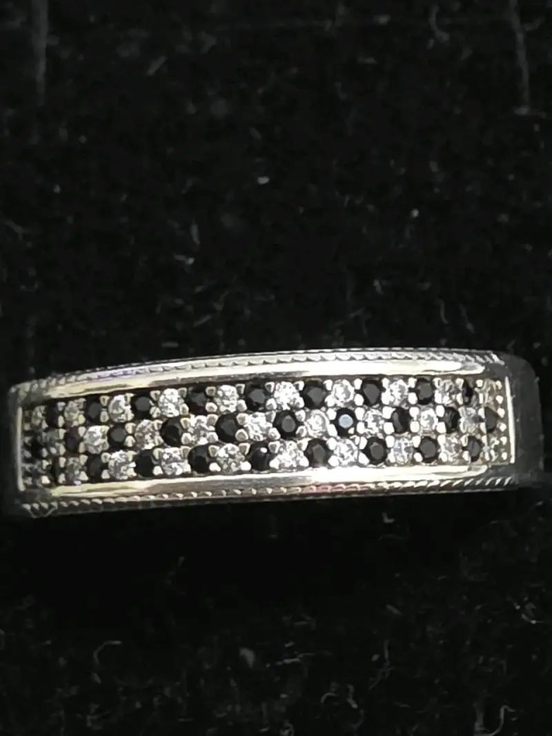 Anillo de plata con piedras negras y blancas