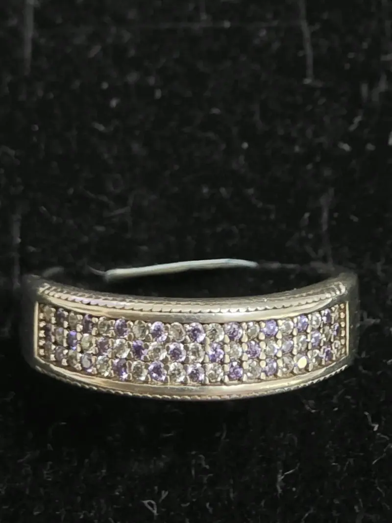 Anillo de plata con circonitas púrpuras