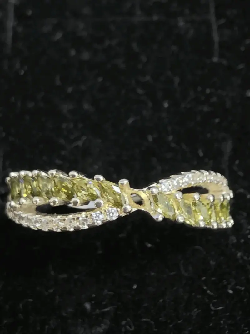 Anillo de oro con piedras amarillas