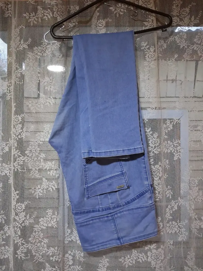 Jeans azul claro con bolsillo lateral - 1