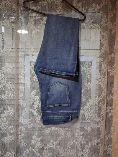Jeans azul claro con bolsillo lateral - miniatura 3