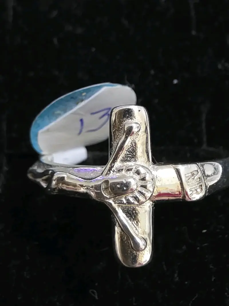 Anillo de plata con diseño de cristo