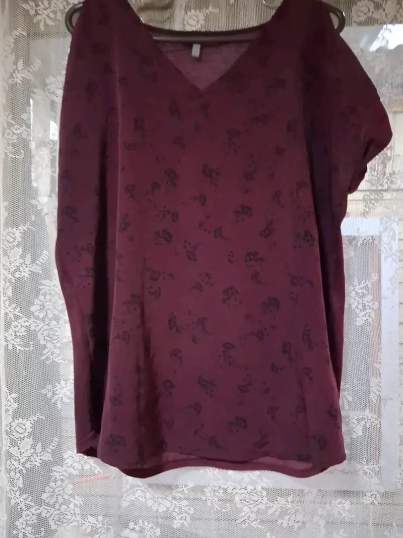 Blusa morada con estampado floral