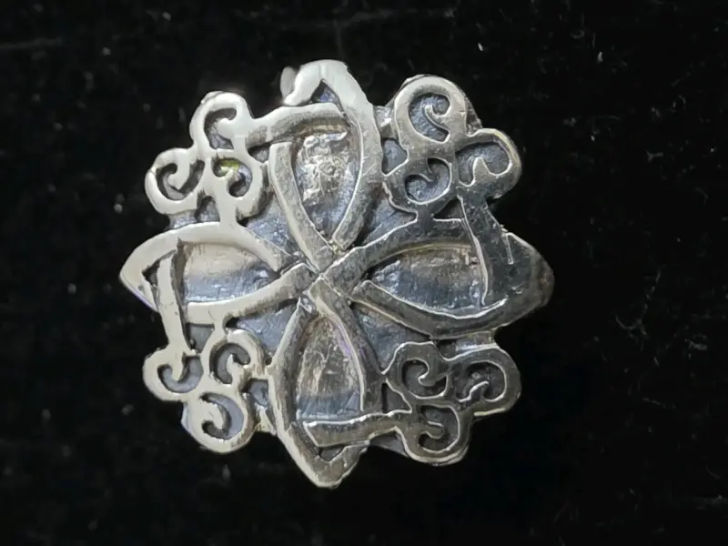 Anillo de plata con diseño celta