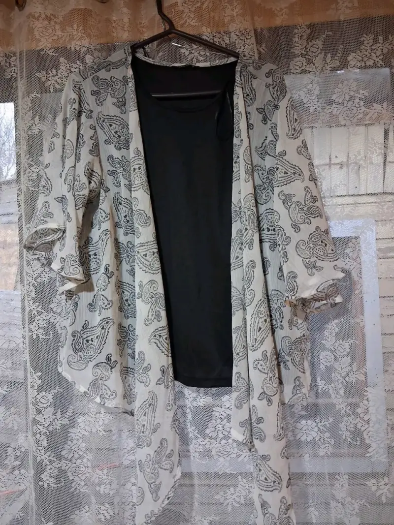 Kimono estampado blanco y negro