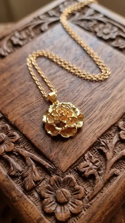 Collar Peonía Real en Relieve Dorado - miniatura 1