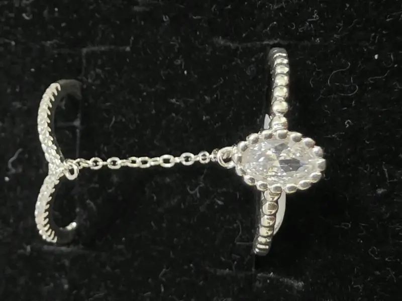 Anillo de plata con circonita elegante