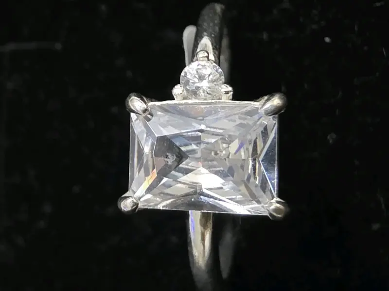 Anillo de plata con zirconia cúbica