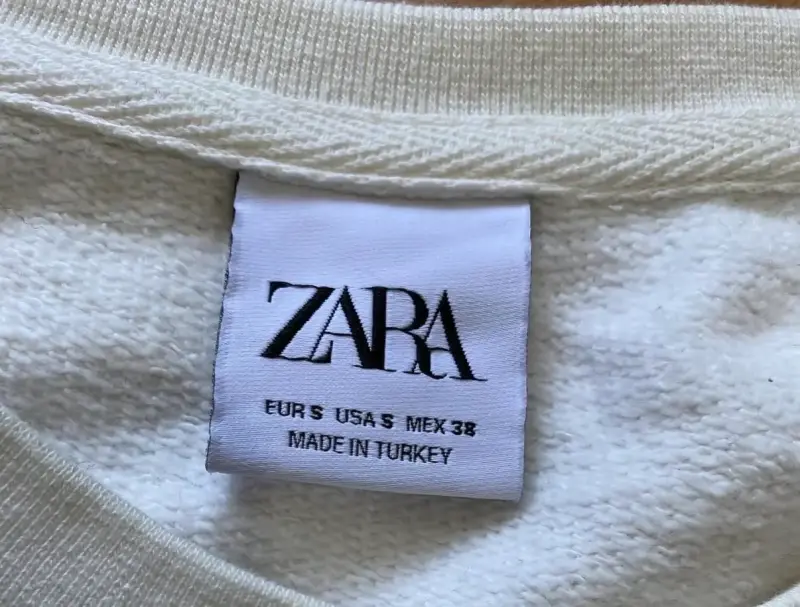 Polerón blanco con diseño Zara - 3