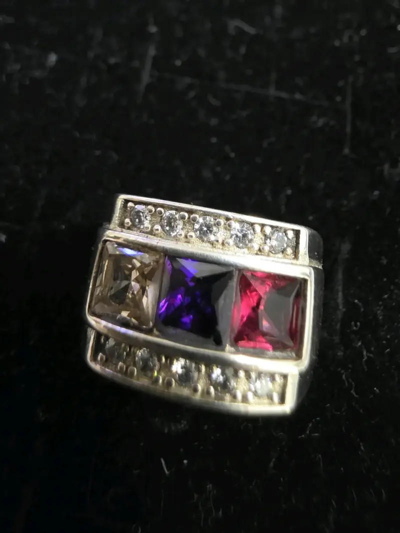 Anillo de plata con piedras multicolor
