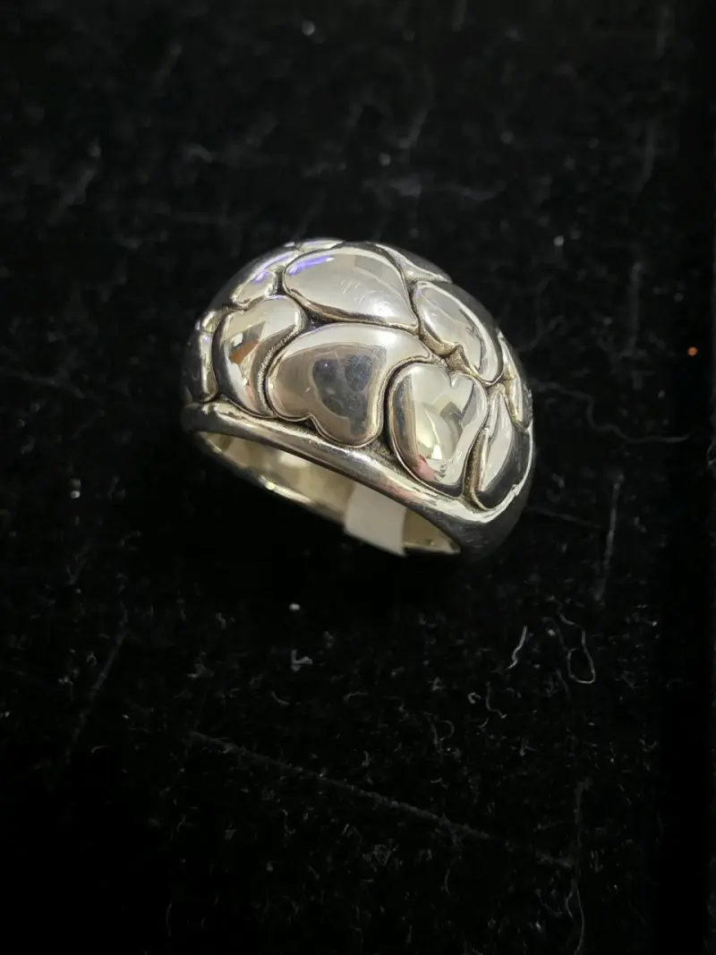 Anillo de plata con diseño de corazones