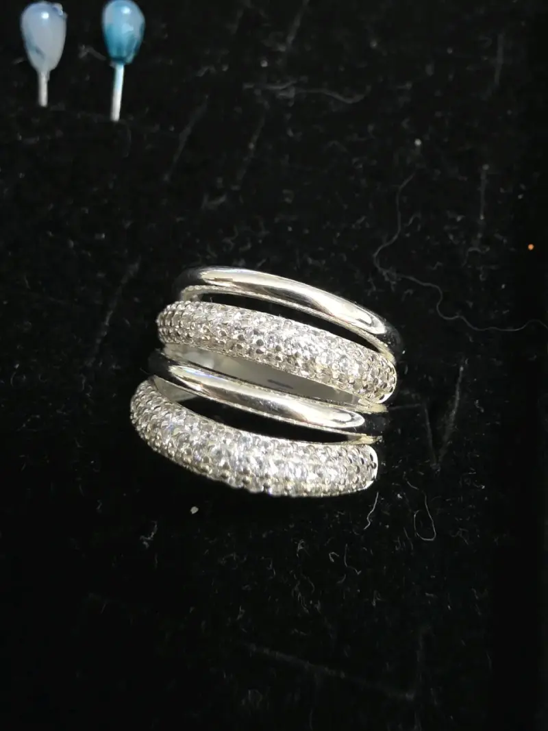 Anillo de plata con circonitas brillantes