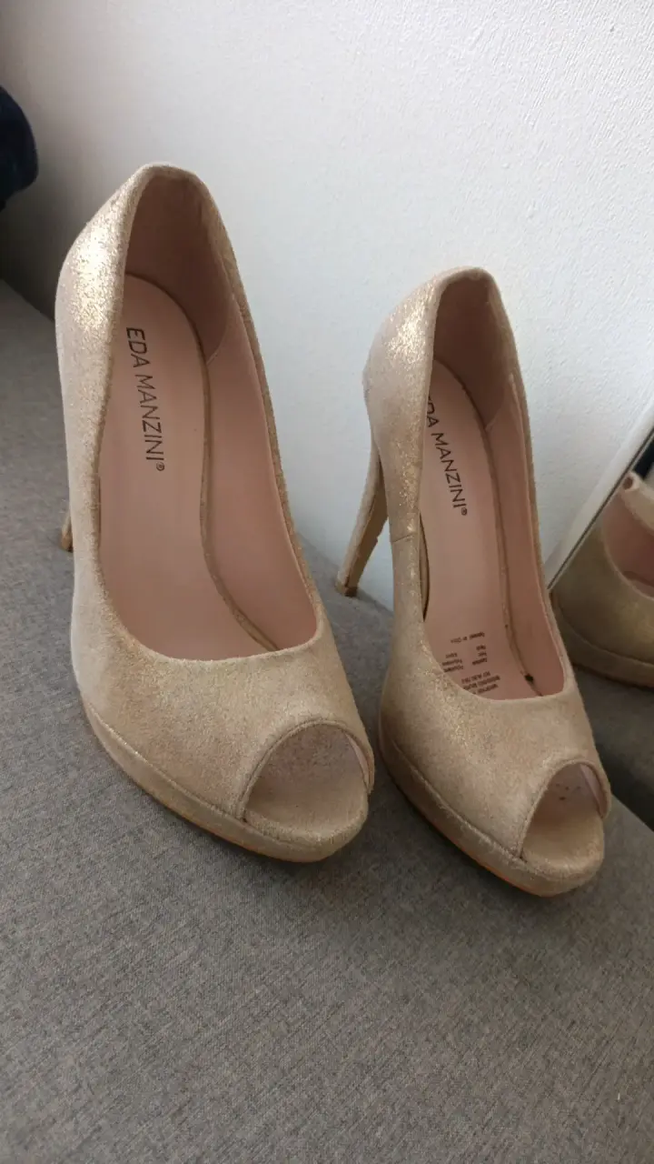 Tacones dorados Eda Manzini abiertos