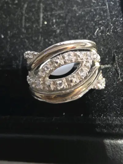 Anillo de plara co con incrustaciones de diamantes - miniatura 2