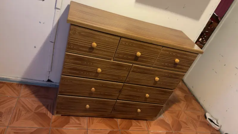 Cómoda de madera con múltiples cajones - 1