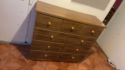 Cómoda de madera con múltiples cajones - miniatura 1