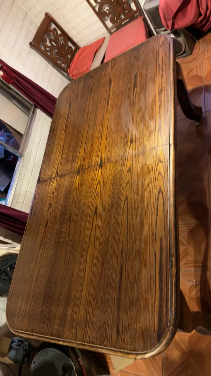 Mesa de comedor de madera clásica - 1