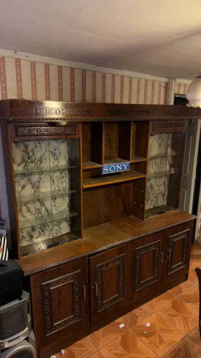 Mueble vitrina de madera tallada - miniatura 1