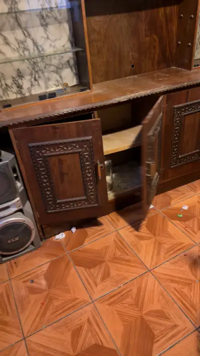 Mueble vitrina de madera tallada - miniatura 3