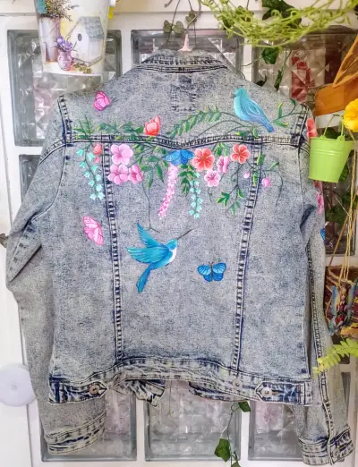 Chaqueta de mezclilla con diseño floral pintado a mano - miniatura 1