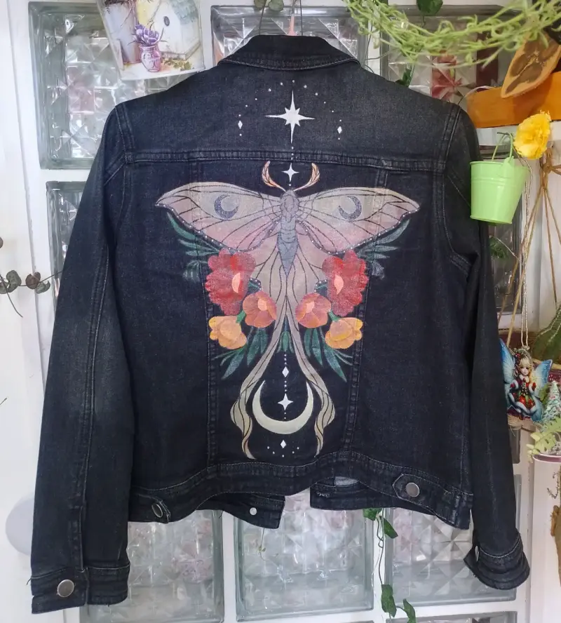 Chaqueta mezclilla mariposa noctuna pintada a mano - 1