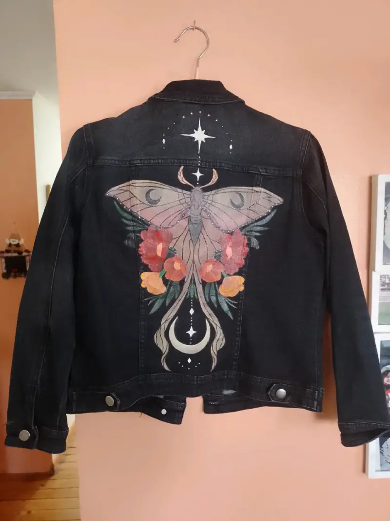 Chaqueta mezclilla mariposa noctuna pintada a mano - 3
