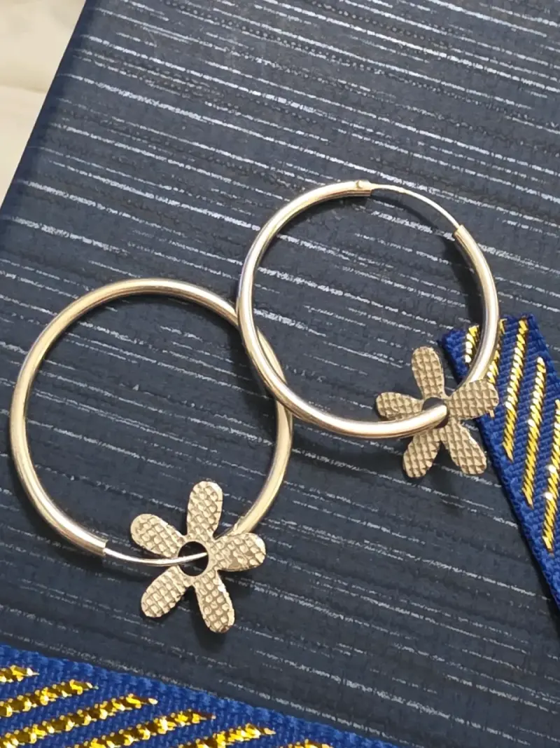 Aros de plata con diseño de flor