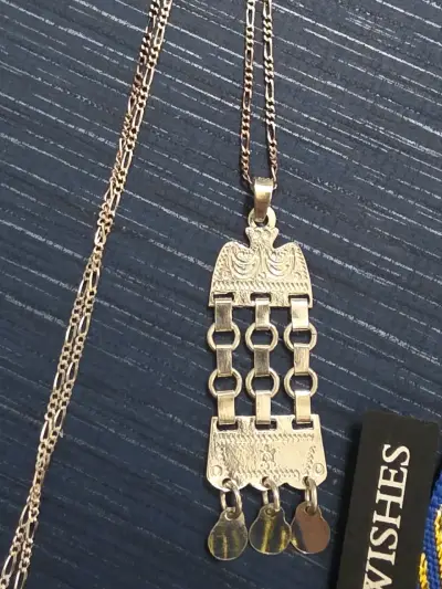 Collar de cadena dorada con colgante decorativo - miniatura 1