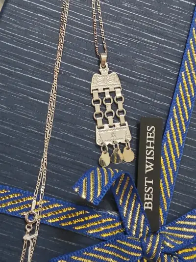 Collar de cadena dorada con colgante decorativo - miniatura 2